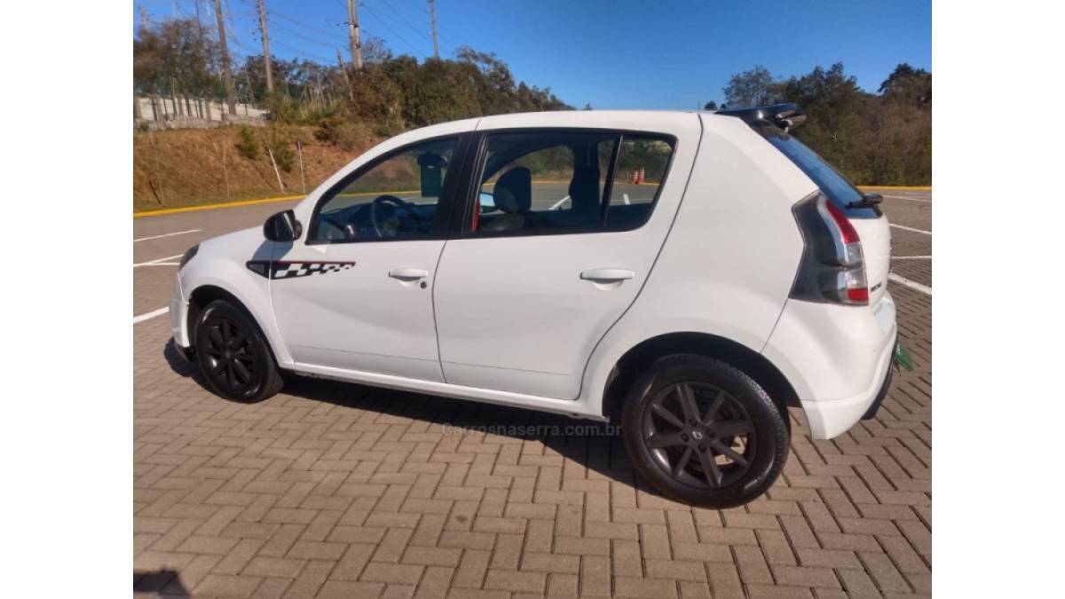 RENAULT - SANDERO - 2014/2014 - Branca - R$ 38.900,00